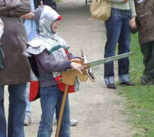 stoer uitgeruste knaapjes komen de legers vervoegen